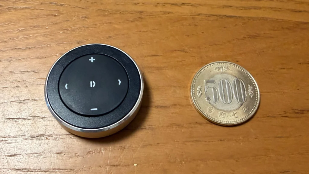 Satechiメディアボタン大きさ比較(500円玉)の画像