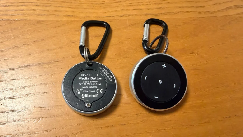Satechiメディアボタンカラビナ装着の画像