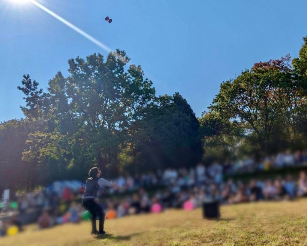 大道芸人パフォーマーたっきん ディアボロの大技を披露するショー風景