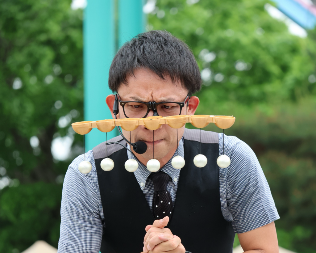 大道芸人パフォーマーたっきん オリジナルメガネ芸「世界でぼくだけのわざ」を披露する様子